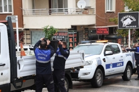 Nilüfer’de kaldırım ve yolları işgal eden tabelalar toplandı