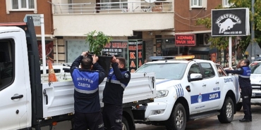 Nilüfer’de kaldırım ve yolları işgal eden tabelalar toplandı